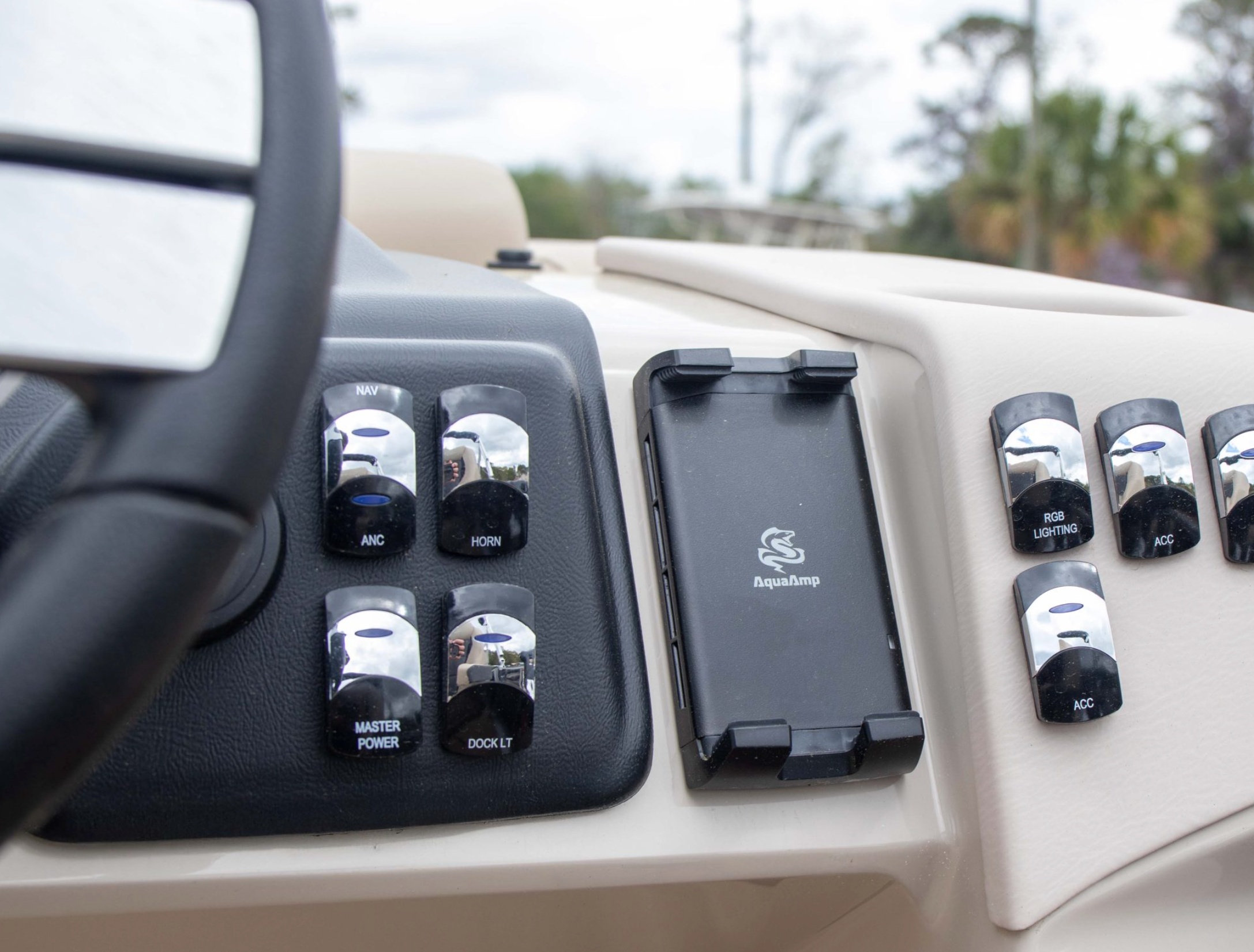 AquaAmp 515 Waterproof Wireless Marine Phone Charger